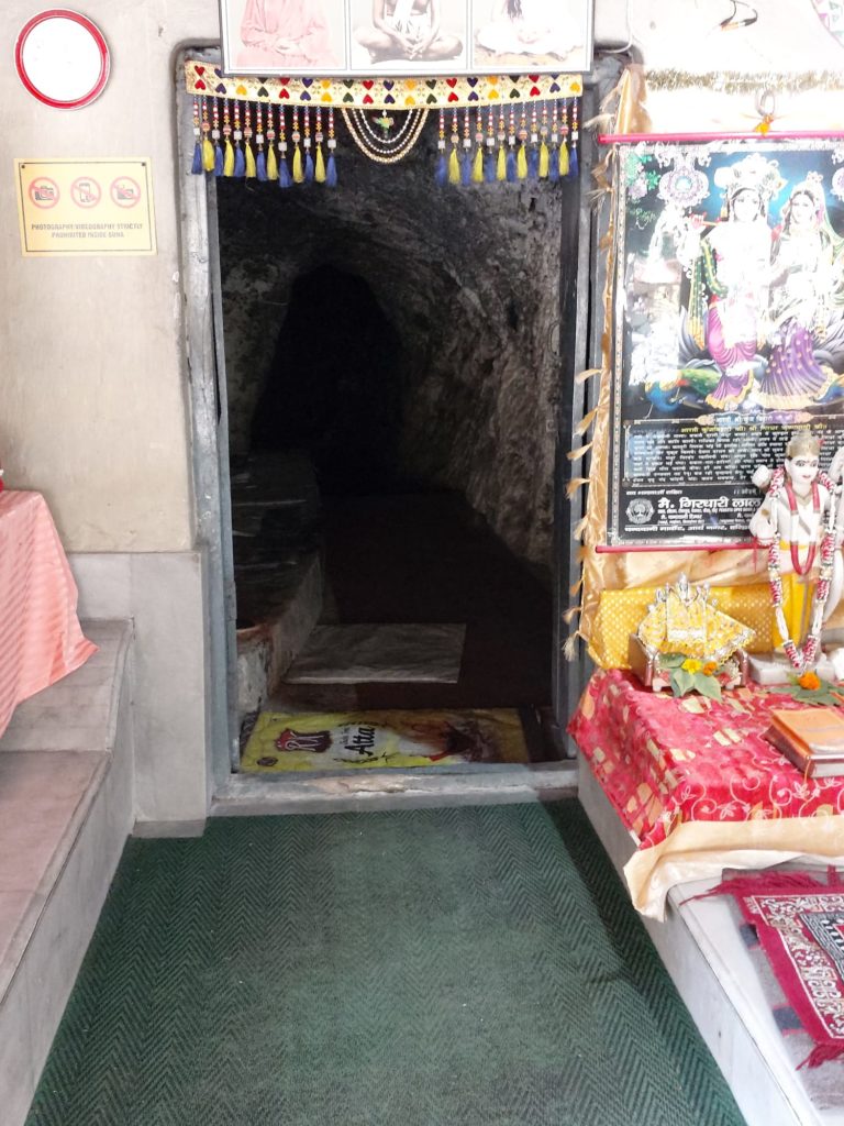 Entrée de la grotte ou le Christ est venu méditer dans les contreforts de l'himalaya